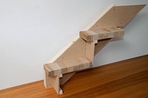 Bygge trapp: Enda en sideplate limes og skrus på Bygge trapp: Enda en sideplate limes og skrus på